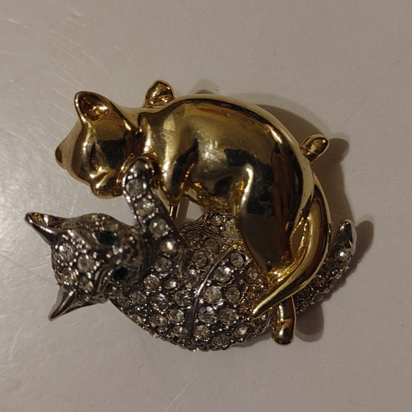 Jewelry - Two Tone Double Cat Brooch
